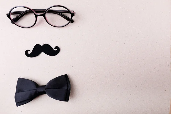 Brille, Schnurrbart und Fliege bilden Männergesicht auf farbigem Hintergrund — Stockfoto