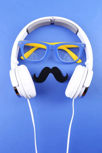 안경, 콧수염 및 컬러 배경에 남자 얼굴을 형성 하는 헤드폰 — 스톡 사진