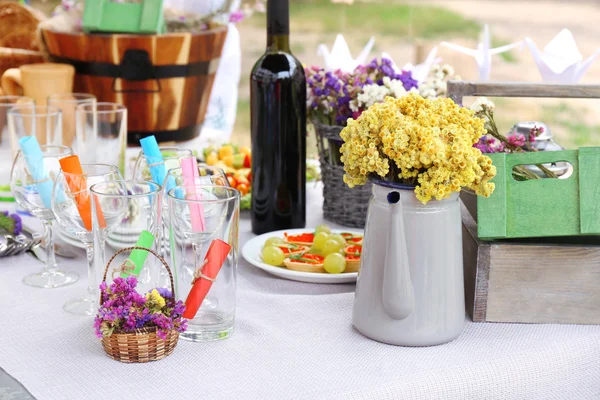 Cenário de mesa com flores — Fotografia de Stock