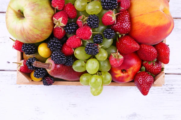 Verschiedene Beeren und Früchte — Stockfoto