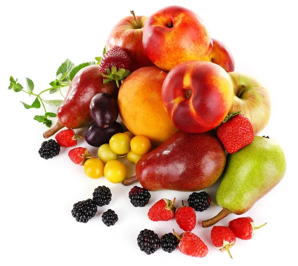 Diferentes bayas y frutas aisladas en blanco — Foto de Stock