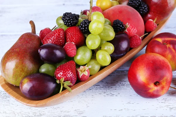 Frutas e frutas diferentes na mesa de madeira close-up — Fotografia de Stock