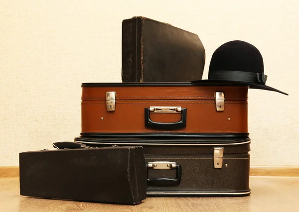 Vintage régi utazási bőröndök emeleten — Stock Fotó