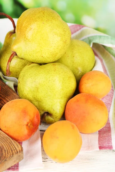 Frutti maturi e bacche sul tavolo su sfondo luminoso — Foto Stock