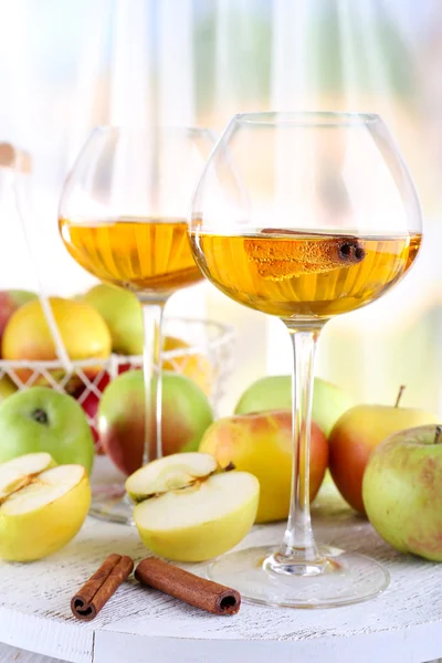 静物苹果酒和新鲜的苹果，木制的桌子上 — 图库照片