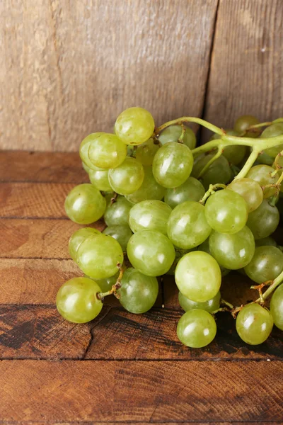 Green grape on wooden background — Stock Photo, Image