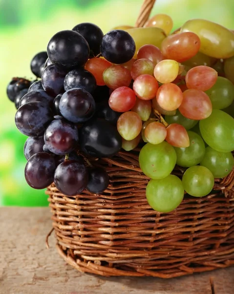 Uvas en canasta sobre fondo natural — Foto de Stock