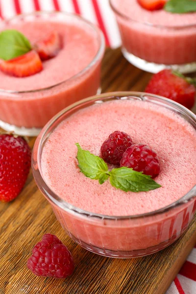 Mousse delicioase de fructe de padure in boluri pe masa aproape — Fotografie, imagine de stoc