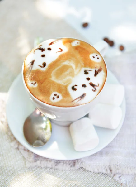 Xícara de café com desenho bonito na mesa, close-up — Fotografia de Stock