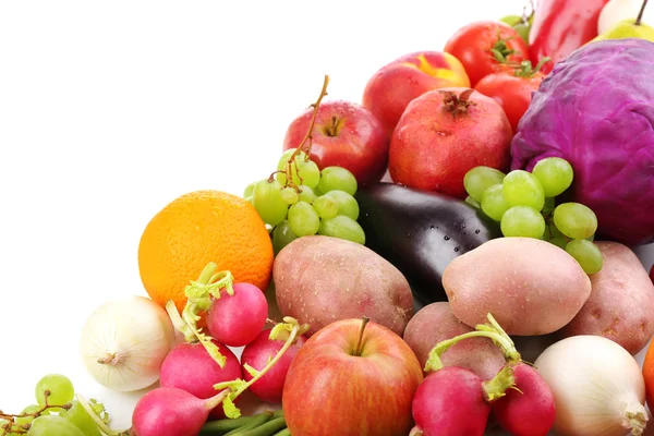 Φρέσκα βιολογικά λαχανικά και φρούτα που απομονώνονται σε λευκό — Φωτογραφία Αρχείου