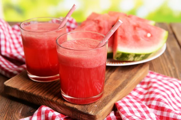 Saftige Wassermelone auf Tisch vor hellem Hintergrund — Stockfoto