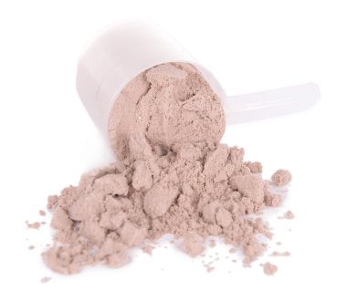 Kepçe üzerinde beyaz izole Whey protein tozu