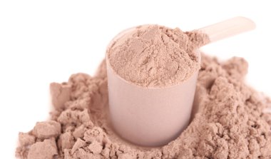 Kepçe üzerinde beyaz izole Whey protein tozu