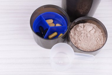 peynir altı suyu protein tozu ve ahşap zemin üzerinde plastik shaker