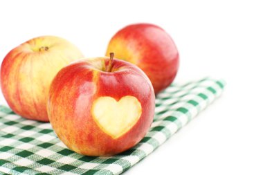 beyaz izole kalp kırmızı elma