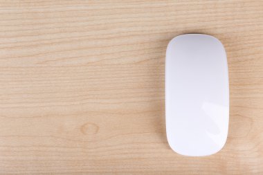 Yeni modern kablosuz bilgisayar faresi ahşap masada