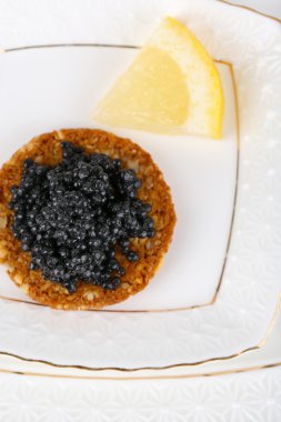 siyah havyar tabak portre üzerinde kızarmış ekmek üzerinde