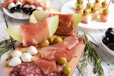 Tablo yakın çekim üzerinde prosciutto ile lezzetli kavun