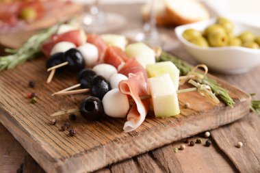 Tablo yakın çekim üzerinde prosciutto ile lezzetli kavun