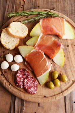 Tablo yakın çekim üzerinde prosciutto ile lezzetli kavun