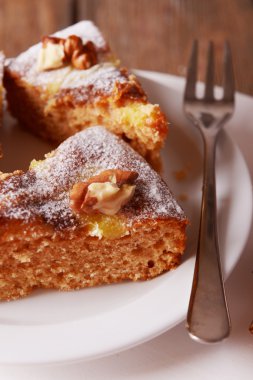 lezzetli pasta plaka üzerinde ahşap masa üzerinde fındık parçaları