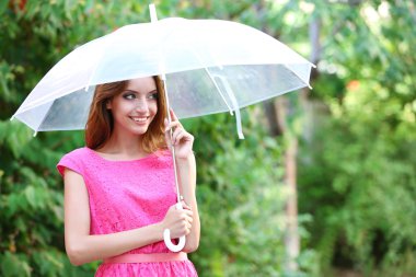 şemsiye ile genç kız