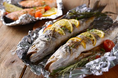 lezzetli Fırında Balık folyo üzerinde tablo yakın çekim