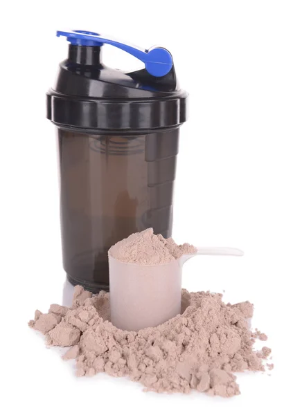 Pó de proteína de soro de leite em colher e agitador de plástico isolado em branco — Fotografia de Stock