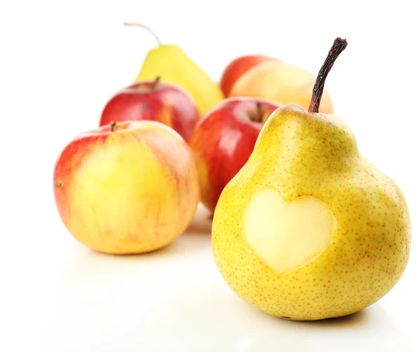 Pera madura y manzana con corazón aislado en blanco —  Fotos de Stock