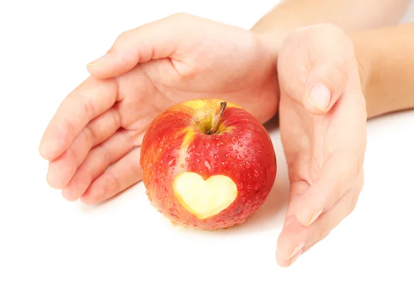 Roter Apfel mit Herz in den Händen — Stockfoto