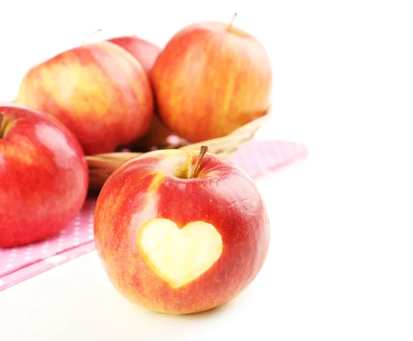 Beyaz izole kalp kırmızı elma — Stok fotoğraf