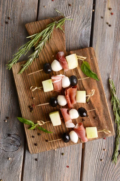 Delizioso melone con prosciutto in tavola primo piano — Foto Stock