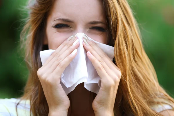 Chica joven con alergia — Foto de Stock