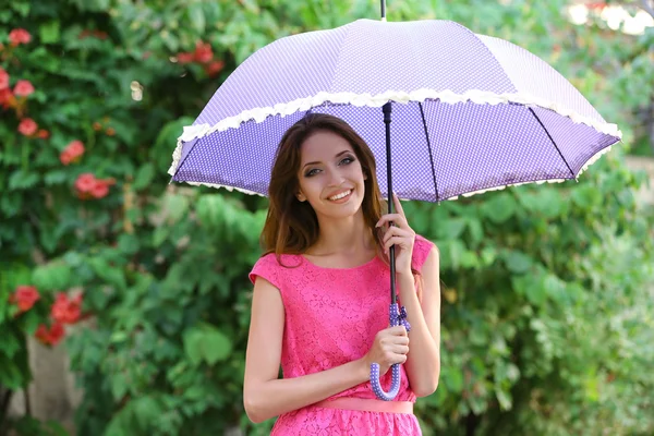 Jeune fille avec parapluie — Photo