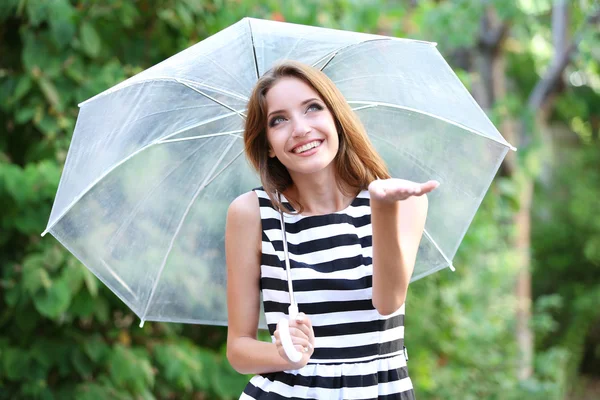 Giovane ragazza con ombrello — Foto Stock