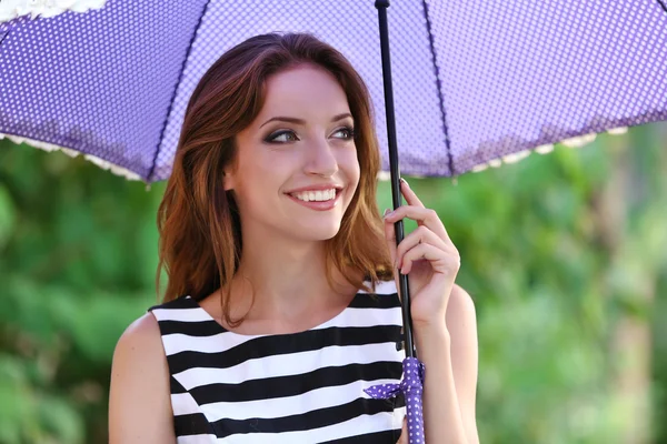 Jeune fille avec parapluie — Photo