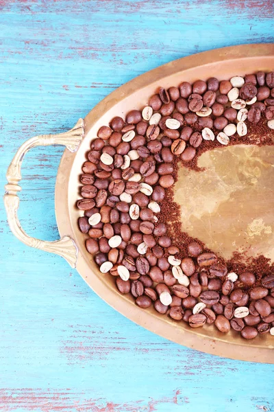 Kaffeebohnen auf Metalltablett auf blauem Holzhintergrund — Stockfoto