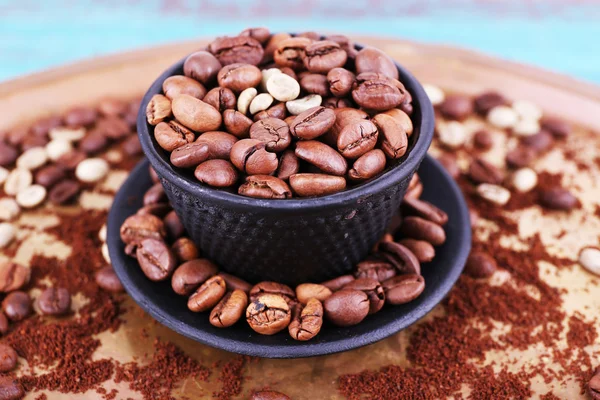 Coffee beans in cup on metal tray closeup — Stock Photo, Image