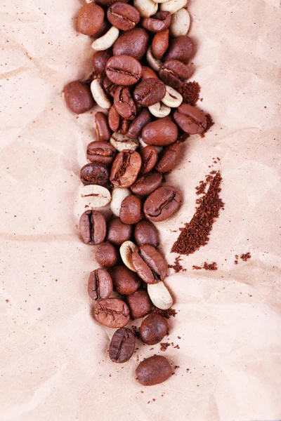 Granos de café en papel de primer plano — Foto de Stock