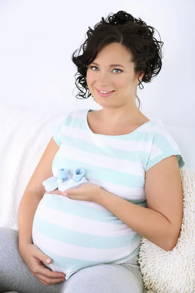 Jonge zwangere vrouw — Stockfoto