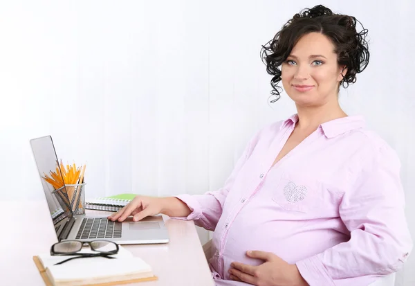 Jonge zwangere vrouw — Stockfoto