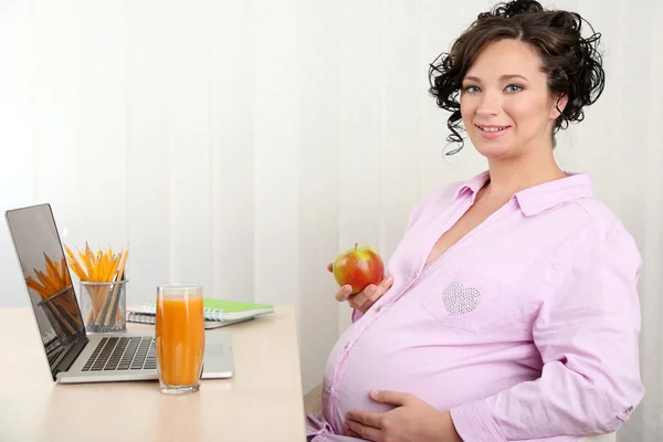 Jonge zwangere vrouw — Stockfoto