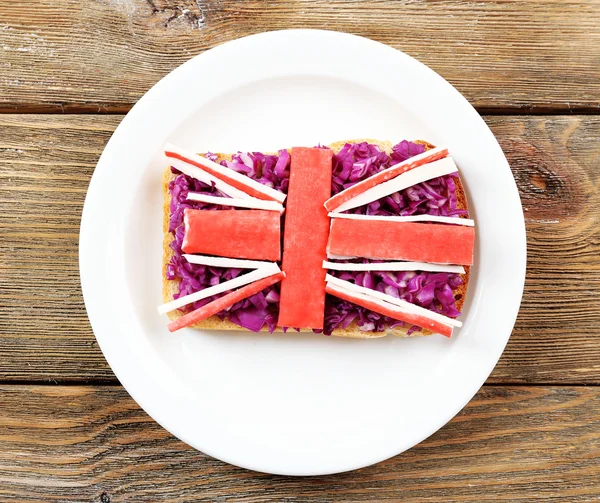 Sendvič s vlajkou Velké Británie na tabulka detail — Stock fotografie