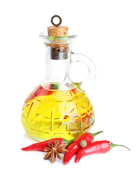 Hemmagjord naturlig infunderas olja med röd chilipeppar isolerad på vit — Stockfoto