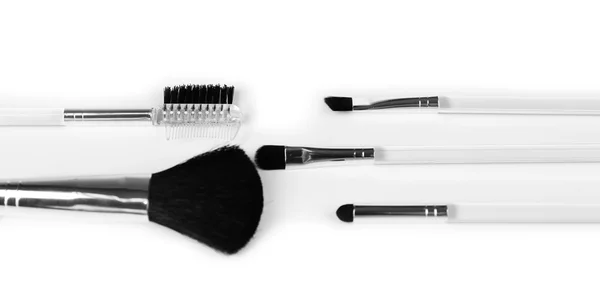 Beyaz izole makyaj fırçaları — Stok fotoğraf