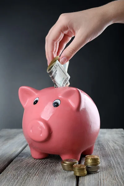 Varkensbank op houten tafel — Stockfoto