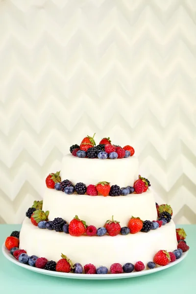 Красивый свадебный торт с ягодами на светлом фоне — стоковое фото