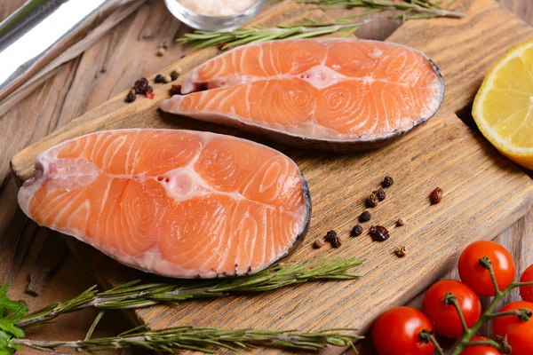 Välsmakande fisk på bordet närbild — Stockfoto