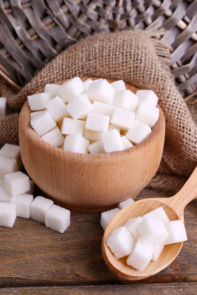 Raffinerat socker träskål på tabellbakgrund — Stockfoto