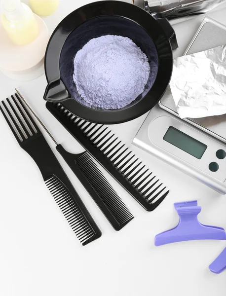 Accesorios de peluquería para colorear el cabello, aislado en blanco — Foto de Stock